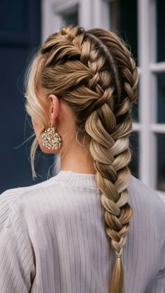 "Discover iconic braided hairstyles from the 00s! Explore our blog for a complete guide. Save this pin for a stylish throwback! 🌈 #BraidIcons #00sEdition #HairGuide" Short Hair Makeup, Hair Braid Designs, Feed In Braid, Low Maintenance Hair, Hair Guide