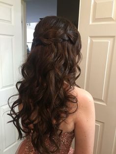 Braided curls Prom Hairstyles For Long Hair With Braid, Curled Hairstyles For Quinceanera, Braided Hairstyles For Quinceanera, Braid Quince Hairstyles, Prom Hairstyles Half Up Half Down Twist, Prom Curls Hairstyles, Curled Hair Down For Prom, Easy Fancy Hair Styles For Long Hair, Curls With Braids Hairstyles Wedding