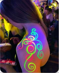 Glow In The Dark Paint On Body Ideas, Glow Party Clothes, Glow Party Outfit Women, Glow In The Dark Outfit Ideas, Glow Paint Party, Uv Outfit