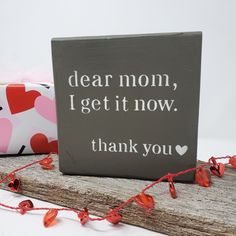 a wooden sign that says dear mom, i get it now thank you with hearts