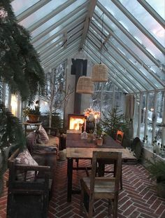 a living room filled with furniture and a fire place in the middle of it's roof