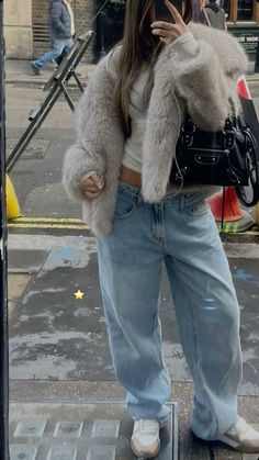 Levi’s Denim Jacket Outfit, How To Style Fur Coat, Autumn Outfits Streetwear, Aw24 Outfits, Black Fur Coat Outfit, Faux Fur Coat Outfit, Fur Coat Outfits, Fur Jacket Outfit, Look Kylie Jenner