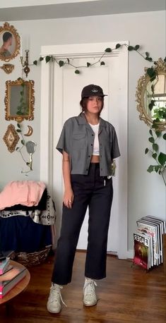 Masculine In A Feminine Way Outfits, Masculine Street Style Women, Lesbian Brunch Outfit, Costume Ideas Queer, Gender Fluid Outfits Aesthetic, Curvy Queer Style, Masc Street Style Women, Masc Capsule Wardrobe, Masc Bar Outfit