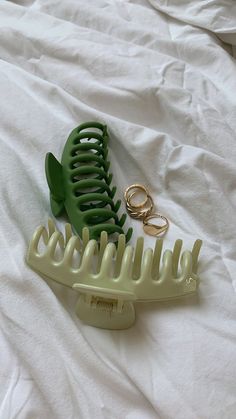 Jewelry Inspo, Green Aesthetic, Claw Clip, Looks Vintage, Outfit Details, Cute Jewelry, Shades Of Green, Sage Green