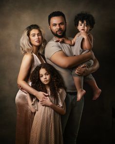 Family Photo Shoot Poses Studio, Family Portrait Studio Ideas, Family Of 10 Photoshoot, Photography Posing Guide Family, Family Potrait Idea, Family Potrait Pose, Elegant Family Photoshoot, Family Poses Studio