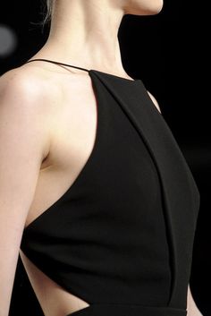 delicate detail! Strapped seam SSag: Is a strip, usually bias, used to cover a raw seam, and it is sewn through all layers. This strip could also be used for an unlined jacket. Minimal Stil, Fashion Design Inspiration, Runway Details, Looks Black, Mode Inspo, Marchesa, Fashion Details