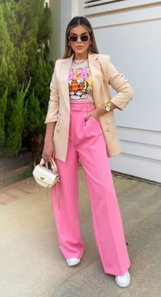 Pink Trousers Outfit, Pink Pants Outfit, Look Rose, Mode Kimono, Elegante Casual, Looks Street Style, Outfit Trends, Pink Pants, Pink Outfits