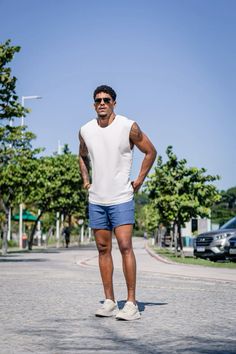 European Casual, Pelo Afro, Men's Casual Style, Black Men Fashion, Casual Summer Outfit, Linen Shorts, Look Casual, Spring Outfits Casual