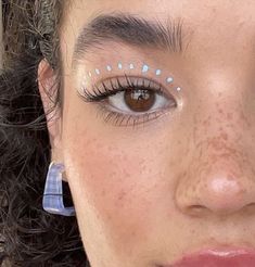 Subtle Creative Makeup, Fun Festival Makeup, Spring Eye Makeup Looks, Fun Simple Eyeliner, Summer Eyeliner Looks, Simple Graphic Makeup, Simple Artsy Makeup, Simple Fun Eye Makeup, Subtle Fun Makeup