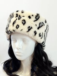 White leopard print headband faux fur, headband fleece lining,warm headband They are suitable for heads from 22 inches (56 cm) to 23 inches (58 cm). All items are custom made, if your head is bigger or smaller, please measure your head and send the measurements to my mailbox. Headband depth is 5 to 6 inches. If you need a headband and neck warmer set, please contact me. Wash at 30 degrees for wool. Please contact us if you have any questions. Ski Headband, Leopard Hat, Faux Fur Headband, Warm Headbands, Leopard Print Headband, Red Beret, Luxury Hats, Coyote Fur, Fur Headband