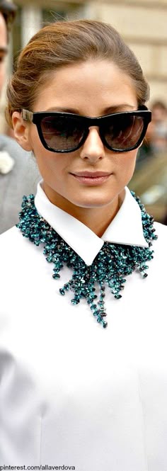 Street style of Olivia Palermo - statement necklace with a button down shirt. #nextlevelchic Estilo Olivia Palermo, Dusty Teal, Mode Tips, Olivia Palermo Style, White Collared Shirt, Fabric Necklace, Mode Inspo