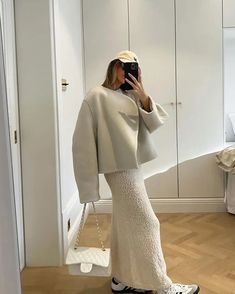 SHOP THE LOOK WITH AURA ⚜️ DRESS OLD MONEY LINK IN BIO🔗 - #womenfashion #classoutfit #elegancestyle #oldmoney #oldmoneyaesthetic #oldmoneyvibes #oldmoneyfashion #oldmoneylook #luxurystyle #classyfashion #oldmoneywomen Wool Short Coat, Woolen Coat Woman, Short Coats Women, Mode Mantel, Collarless Coat, Chique Outfit, Winter Overcoat, White Knit Top, Elegant Blazers