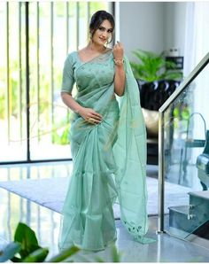 Sadi Pose, Pakistani Saree, Plain Sarees, Blouses Designs, Engagement Hairstyles, Churidar Designs