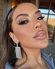 Bridal Makeup Rhinestones, Denim And Diamond Makeup, Diamond On Eyes Makeup, Diamonds On Makeup, Diamond Glam Makeup, Makeup Looks Diamond, Bridal Makeup With Rhinestones, Denim And Diamonds Makeup, Pearl Festival Outfit