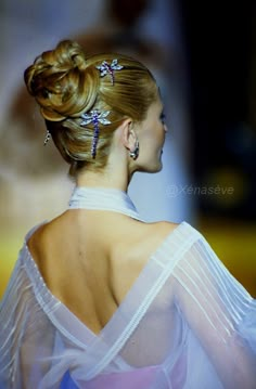 Home Hair Salons, Karen Mulder, Runway Hair, Dior Collection, 90s Models, Gianfranco Ferre, Hairstyle Inspiration, Hair Shows, High Fashion Outfits