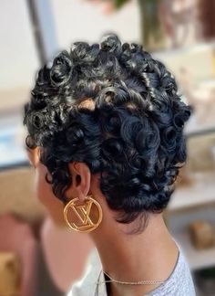 Undercut Afro, Curled Pixie, Natural Hair Short Cuts, Short Hair Black, Cute Short Haircuts, How To Curl Short Hair, Short Hair Pixie Cuts, Short Sassy Hair