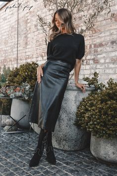 Turn heads this fall in the Miller Faux Leather Midi Skirt in Black. A sleek and edgy addition to your autumn wardrobe. 🍂🖤 Tap to shop this fall skirt outfit now! Brown Leather Midi Skirt Outfit, A Line Leather Skirt Outfit, Black Leather Skirt Outfit Ideas, Midi Leather Skirt Outfit, Leather Midi Skirt Outfit, Jackee Harry, Leather Skirt Outfits, Classy Club Outfits, Winter Club Outfits