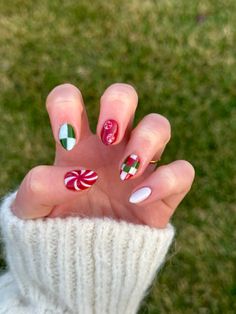 Christmas Nail Art Designs Winter, Red And Green Nails Christmas, Christmas Nails Red Green, Xmas Nails Red, Nails Red And Green, Cute Xmas Nails, Green Nails Short, Cute Christmas Nail Ideas, Peppermint Nails