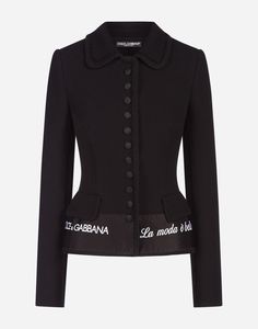 D&G F/W 18-19. Sartorialità, eleganza ed eccellenza sono da sempre l’essenza delle collezioni Dolce&Gabbana.  Giacca monopetto in doppio crepe di lana, impreziosita da nastro logato in raso: • Maniche lunghe • Profili in chiffon • Fodera interna in crepe de chine di seta  • Chiusura sul davanti con automatici e bottoni in caneté  • L'articolo misura 55 cm dall'attaccatura posteriore del collo sulla taglia 40 IT • La modella è alta 175 cm e veste la taglia 40 IT  • Made in Italy Look Casual Chic, Black Wool Blazer, Muslim Fashion Dress, Exclusive Clothing, Chiffon Long Sleeve, Snap Fasteners, Silk Crepe, Black Blazers, Wool Blazer