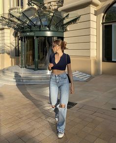 Spring Outfits Ripped Jeans, Crop Top And Jeans Outfit Casual, Poses In Jeans Top Aesthetic, Black Top And Blue Jeans Outfit, Instagram Outfit Picture Ideas, Ootd Ideas Simple, Jeans And Tank Top Outfit, Switzerland Fits, Poses In Jeans