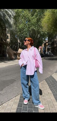 Japan Airport Outfit, Minimalistic Outfits Summer, Decent Summer Outfits, Pink Shirt Outfit Aesthetic, Ellie Beatrice Joslin, Pink Shirt Outfit, Oversized Shirt Outfit, Fall Travel Outfit, Outfits Con Jeans