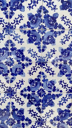 a blue and white tile with flowers on it