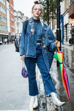 Day 1 Retro Outfits 90s, Red Emoji, 90s Themed Outfits, London Fashion Weeks, London Fashion Week Street Style, Look Jean, Outfit 90s, 90s Fashion Outfits