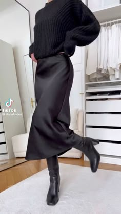 best outfit ideas for summer style with midi long skirt satin maxi skirt trends ideas 2023 Elegantes Party Outfit, Black Satin Skirt, Rok Outfit, Chique Outfit, Stile Hijab, Money Fashion, Rock Outfit, Stil Elegant