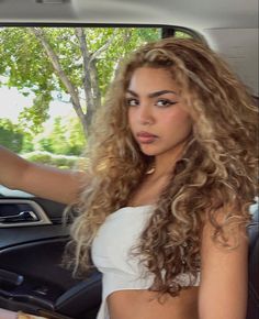 90s Blonde Highlights, Light Skin Hair Color, Hair Dye Blonde, Blonde Highlights Curly, 90s Blonde, Curly Light Brown Hair, Curly Hair Brown, Blonde Highlights Curly Hair, Long Layered Curly Hair