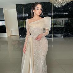 Gönnen Sie sich Luxus und Eleganz mit dem fuchsiafarbenen Abendkleid Dreamy Vow 2024 Luxury Dubai. Das aufwendige gewellte Design und der atemberaubende Überrock verleihen diesem Kleid mit hohem Schlitz einen Hauch von Glamour, perfekt für jeden formellen Anlass. Tauchen Sie mit diesem exquisiten, arabisch inspirierten Kleid in die reiche Kultur Dubais ein. Crystal Mermaid, Arabic Wedding, Yellow Evening Dresses, Grey Evening Dresses, Champagne Evening Dress, Gold Evening Dresses, Green Evening Dress, Arab Wedding, Pink Evening Dress