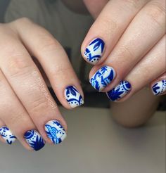 short square blue and white nail art Summer Nail Designs Blue, Blue China Nails, Blue And White Nails Short, Blue And White Nail Art, China Nail Art, Blue And White Nail, Paisley Nail Art, Blue And White Nails