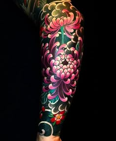 Parte aue falta en la.muñeca Japanese Flower Tattoo, Couples Tattoos, Chrysanthemum Tattoo, Yakuza Tattoo, Irezumi Tattoos, Japanese Sleeve Tattoos, Japanese Sleeve, Shoulder Tattoos For Women