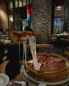 food, aesthetic, pizza, dinner, winter, dark acedemia Cheese Pull, Plats Healthy, Chicago Pizza, Chicago Winter, Moving To Chicago, Chicago Food