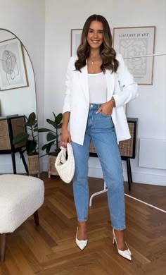 Boss Babe Outfits Casual, White Heels Outfit Work, Summer Real Estate Outfits, White Heel Outfit, White High Heels Outfit, White Heels Outfit Dressy, Outfits Con Tacos Y Jeans, Outfit Blazer Blanco Elegante, White Blazer Outfit Dressy