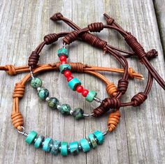 Arizona Turquoise and coral wired leather bracelet por DESIGNbyANCE Bracelets With Beads, Multi Wrap Bracelet, Diy Leather Bracelet, Diy Collier, Cord Jewelry, Turquoise And Coral, Bracelet Knots, Rustic Jewelry, Homemade Jewelry