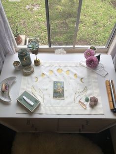 Tarot Alter Ideas, Alter Ideas Spiritual Crystals, Spiritual Office Space, Alter Space Ideas, Tarot Altar Ideas, Altar Cloth Ideas, Altar Ideas Witchcraft, Spiritual Bathroom, Witchy Altar Ideas