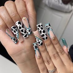 nails by: sandyzznailz on insta <3 Cowboy Theme Nails, Western Toe Nail Designs, Cow Theme Nails, Country Theme Nails, Cow Themed Nails, Wallen Nails, Country Themed Nails, Cow Print Tattoo, Western Themed Nails