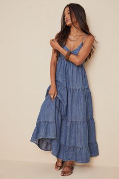 Tiered Denim Midi Dress Denim Flowy Dress, Tiered Denim Midi Skirt Outfit, Flowy Denim Dress, Denim Maxi Dress Outfit, Long Denim Dress Outfit, Blue Outfit Summer, Denim Dress Outfit Ideas, Tiered Skirt Outfit, Tiered Dress Casual