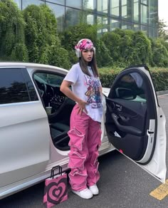 Pink Cargo Outfits Women, How To Style Pink Cargos, Nicki Minaj Aesthetic Outfits, Pink Cargos Fit, Y2k Outfits Street Styles Pink, Pink Outfits Black Women Birthday, Pf2 Concert Outfit, Barbie Baddie Outfits, Pink Friday 2 Tour Outfits