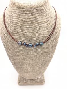 Leather Pearl Necklace Diy, Pearl And Leather Necklace, Pearls Jewelry Diy, Leather Cord Jewelry, Diy Jewelry Necklace, Pearl Leather