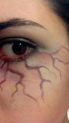 Cute Vampire Makeup Look, Halloween Makeup Looks Easy Vampire, Gory Vampire Costume, Cool Vampire Makeup, Halloween Sfx Makeup Easy, Veins Makeup Halloween, Scary Fallen Angel Makeup, Vampire Makeup Veins, Halloween Makeup Ideas Vampire