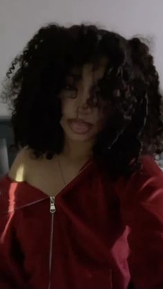 Curly Hair Light Skin Girl, Pretty Selfies Ideas Natural, Curly Hair Baddie, Light Skin Women, Curly Hair Pfp, Curly Hair Female, Pretty Dark Skin, Pretty Makeup Looks