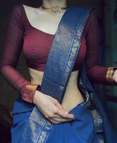 Tredisnal Saree Look, Hot Blouses For Saree, Saree Styling Ideas, Saree Styling, Cotton Saree Designs, Fashionable Saree Blouse Designs, Indian Saree Blouses Designs