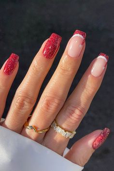 Uñas Navideñas {year}: 15 Ideas Sencillas, Elegantes y Discretas para brillar en Navidad Santa Hat Nails, Line Nail Designs, Santa Nails, Red Christmas Nails, French Tip Nail Designs, Christmas Nails Easy, Cute Christmas Nails, Lines On Nails, Christmas Nails Acrylic