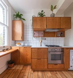 Mid Century Kitchen 1970s Inspired Kitchen, Postmodern Kitchen, Ply Kitchen, Kitchen London, Profitable Woodworking Projects, 50s House, Model Dapur, Natural Wood Kitchen