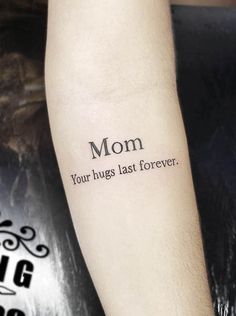 a woman's arm with the words mom and her hugs last forever on it