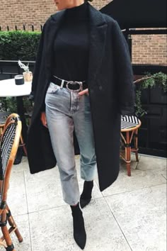 Jeans Stilettos Outfit, Look Jean Noir, Outfit Manteau Long Noir, Denim Jacket Outfit Winter, Outfit Noir, Trendy Winter Outfits, Winter Jacket Outfits, Looks Jeans, Booties Outfit