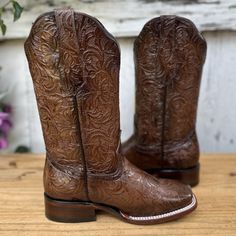 The price already INCLUDES taxes and shipping to anywhere in the United States.

This is the Ther style, a boot in elegant brown. With its chiseled leather material, it offers refined aesthetics and superior durability. The upper and lining, both in 100% cowhide, ensure exceptional comfort. Its cowhide sole adds resistance and stability. Proudly made in León, Mexico, this boot represents the fusion of traditional craftsmanship with modern and functional design.
If you want to know how to care fo Western Boots For Women, Western Boots Women, Color Cafe, Boots For Women, Cowgirl Boots, Functional Design, Leather Cover, Western Boots, Leather Material