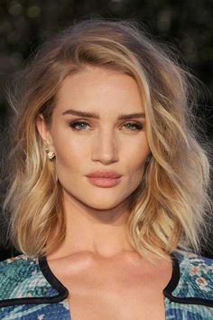 awesome Messy lob haircut... Rosie Huntington Whiteley Hair, Dunner Wordend Haar, Celebrity Haircuts, Layered Hairstyles, Hair Styles 2017, Rosie Huntington Whiteley