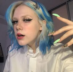 Green And Blue Hair, Blonde And Blue Hair, Color In Hair, Short Hair Blue, Hair Lookbook, Fairy Tail Oc, New Emojis, Hairstyle And Makeup, Colourful Hair